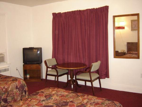 Hershey Travel Inn Room photo